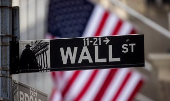 Dow Jones изгуби над 650 пункта при скъп петрол и вълни от разпродажби
