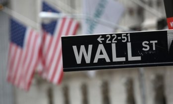 Евтиният петрол натисна акциите на енергийните гиганти на Wall Street, Tesla записа рекорд