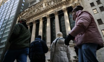 Dow нарасна с близо 600 пункта до нов връх след действията на САЩ във Венецуела