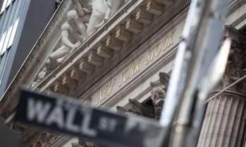 Dow Jones изтри почти 420 пункта заради подновените удари в Близкия изток