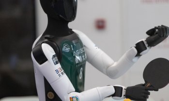 AI излиза от софтуера и започва да решава реални проблеми