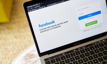 Уеб версията на Facebook се срина