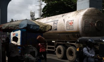 Китай подновява износа на горива, но с по-малки от очакваното количества
