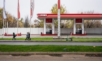 САЩ разрешиха трансакции с бензиностанции на "Лукойл" извън Русия