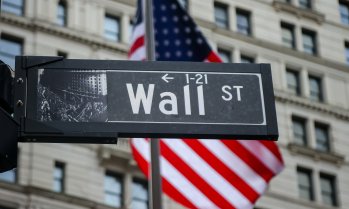 S&P 500 остана почти без промяна под натиска на спада при прозводителите на чипове за памет