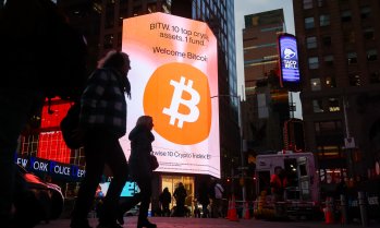 Биткойнът падна под 86 хил. долара, насочвайки се към най-лошата си цена за годината