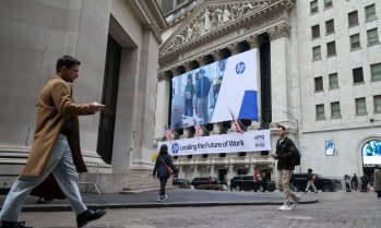 Индексите на Wall Street започват седмицата на червено*