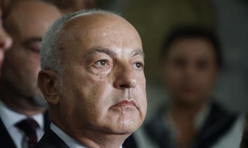 Кабинетът планира скромно рязане на разходи през 2027 г., но повече приходи от осигуровки
