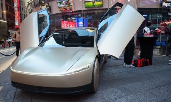 Дебютът на Cybercab на Tesla в Тексас оставя много въпроси без отговор