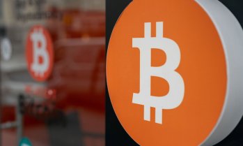 Биткойн се задържа на сравнително стабилно ниво над 77 хил. долара