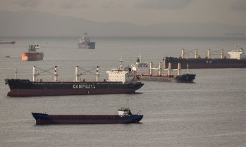 САЩ преследват танкер от "сенчестия флот" с нарисуван за закрила руски флаг