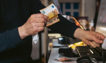 Еврото печели позиции в световните финанси, но остава далеч зад долара