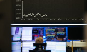 Европейските индекси се задържат на най-ниските си нива от над месец