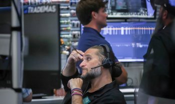 Dow заличи над 370 пункта, но записа пети пореден месец на растеж