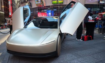 Печалбата на Tesla се срива на фона на растящите разходи за AI и роботи