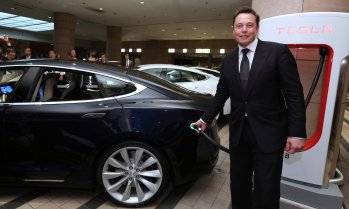 Tesla ще представи дълго отлагания си модел Roadster на 1 октомври