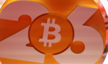 Цената на биткойна падна под 82 хил. долара в синхрон с натиска върху акциите