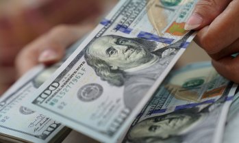 Необичайно високата експозиция към долара в цял свят носи риск от разпродажба