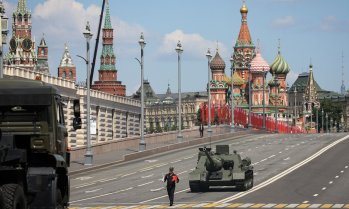 Кремъл търси баланса между контрола върху интернет, защитата на парада и рейтинга на Путин