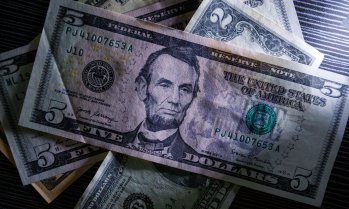 Чуждестранни правителства продават американски дълг, за да подкрепят валутите си