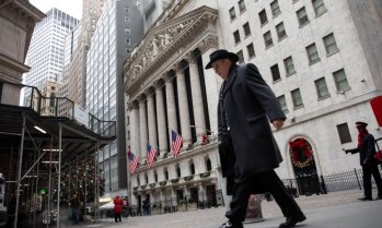 S&P 500 намали загубите в петък, но предпазливостта надделя на Уолстрийт