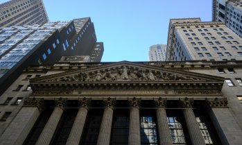 S&P 500 почти не трепва, докато цените на петрола леко се повишават*
