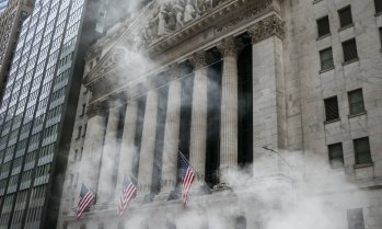 S&P 500 се понижава, акциите на производителите на чипове поевтиняват*