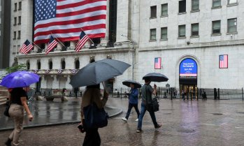 Dow Jones нарасна с близо 400 пункта, S&P 500 прекъсна тридневната си серия от спадове