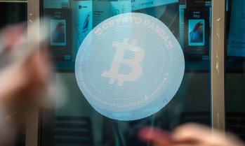 Цената на биткойна е с 30% надолу от рекордния си връх и това е напълно нормално  