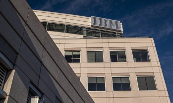 IBM сви прогнозата си за годишни продажби заради спад в търсенето на мейнфрейм