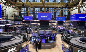 Wall Street е на червено, а петролът поскъпна рязко поради напрежението за Ормузкия проток 