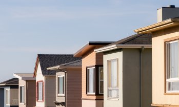 Високите лихви по ипотеките отлагат съживяването на жилищния пазар в САЩ