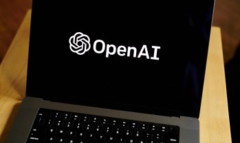 Bloomberg: Първото устройство на OpenAI ще е мобилен умен гласов асистент без екран