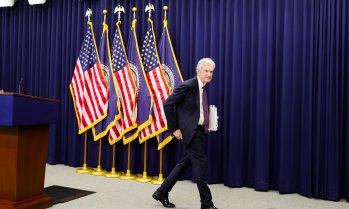 От пандемията до Тръмп: Драматичният финал на ерата Пауъл