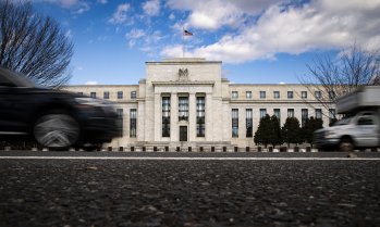 Инвеститорите потъват в тревога за решаващата битка за Федералния резерв