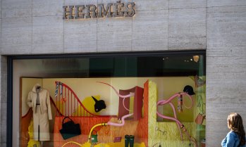 Акциите на луксозните гиганти в Европа се търгуват при най-ниските оценки от десетилетие