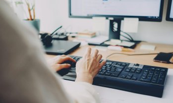 Изкуственият интелект обещава печалби за бизнеса, но натискът пада върху служителите