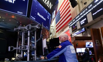 Атаката на Тръмп срещу Фед повлича Dow с над 300 пункта надолу*