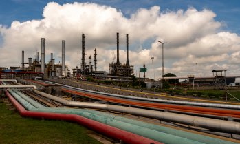 Пазарният излишък и санкциите срещу Русия тласкат цената на петрола надолу*