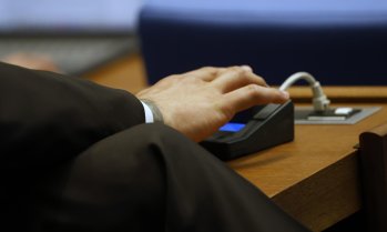 С призив за &bdquo;бърза писта&ldquo; парламентът одобри на първо четене достъпа на граждани до ДЦК