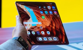 Motorola показа първия си сгъваем телефон тип "книга"