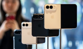 Първият сгъваем телефон на Apple вече е в магазините с ограничено предлагане и силно търсене