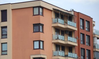 Купувачите на жилища у нас сключват сделки след повече огледи, договарянето на цените расте