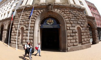 Правителството развърза кесията като за последно преди Коледа