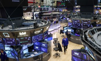 S&P 500 започна седмицата почти без промяна, Intel тласна чиповете надолу