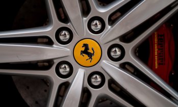 Ferrari прави скок към несигурната електрическа ера с новия си модел Luce