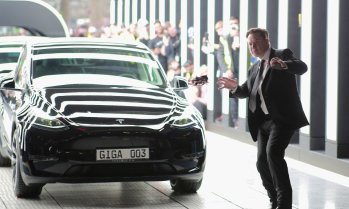 Защо му е на Илон Мъск да слива Tesla и SpaceX?