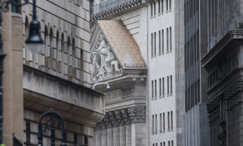 Dow започва сесията със спад от над 300 пункта в очакване на решението на Фед*