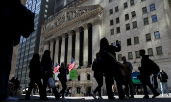 Dow се срина с над 900 пункта, разпродажбите на акции на производители на чипове се засилиха