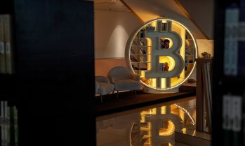 Биткойнът балансира цената между подкрепата на Тръмп и продажбите на Strategy